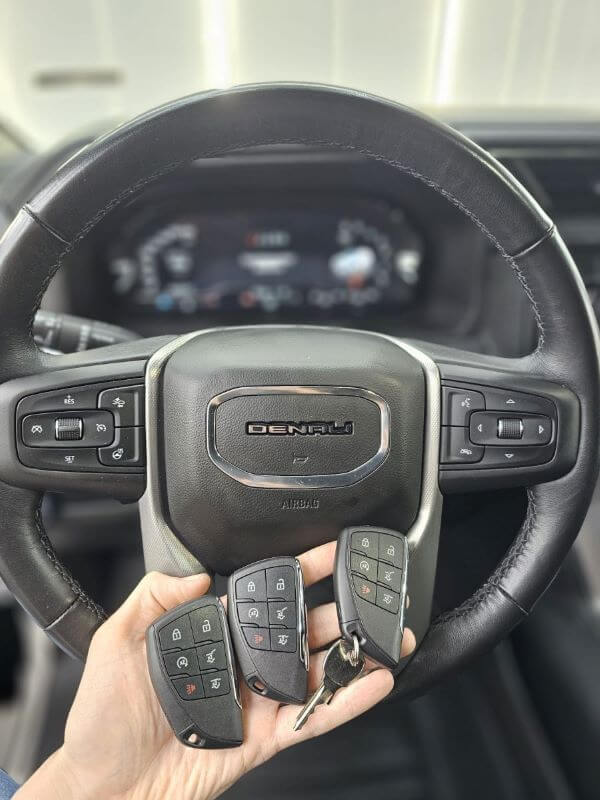 Key programming service on the spot for the 2022 GMC Yukon Denali near Sugarland, TX.