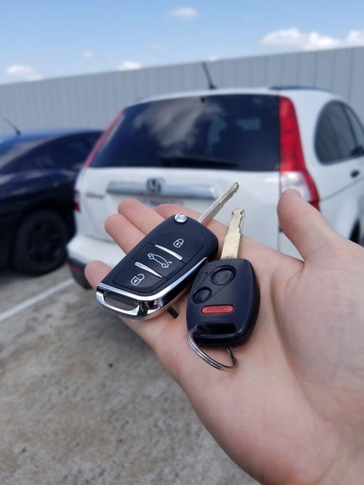 Our car locksmith came out to the client's location in Houston to replace the worn-out key for the 2010 Honda CRV.